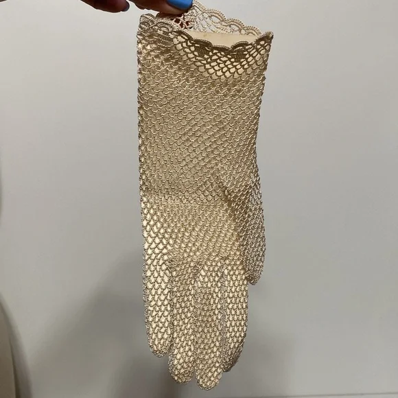 Vintage Crochet 1930’s-1940’s Gloves in Ivory - Picture 5 of 11